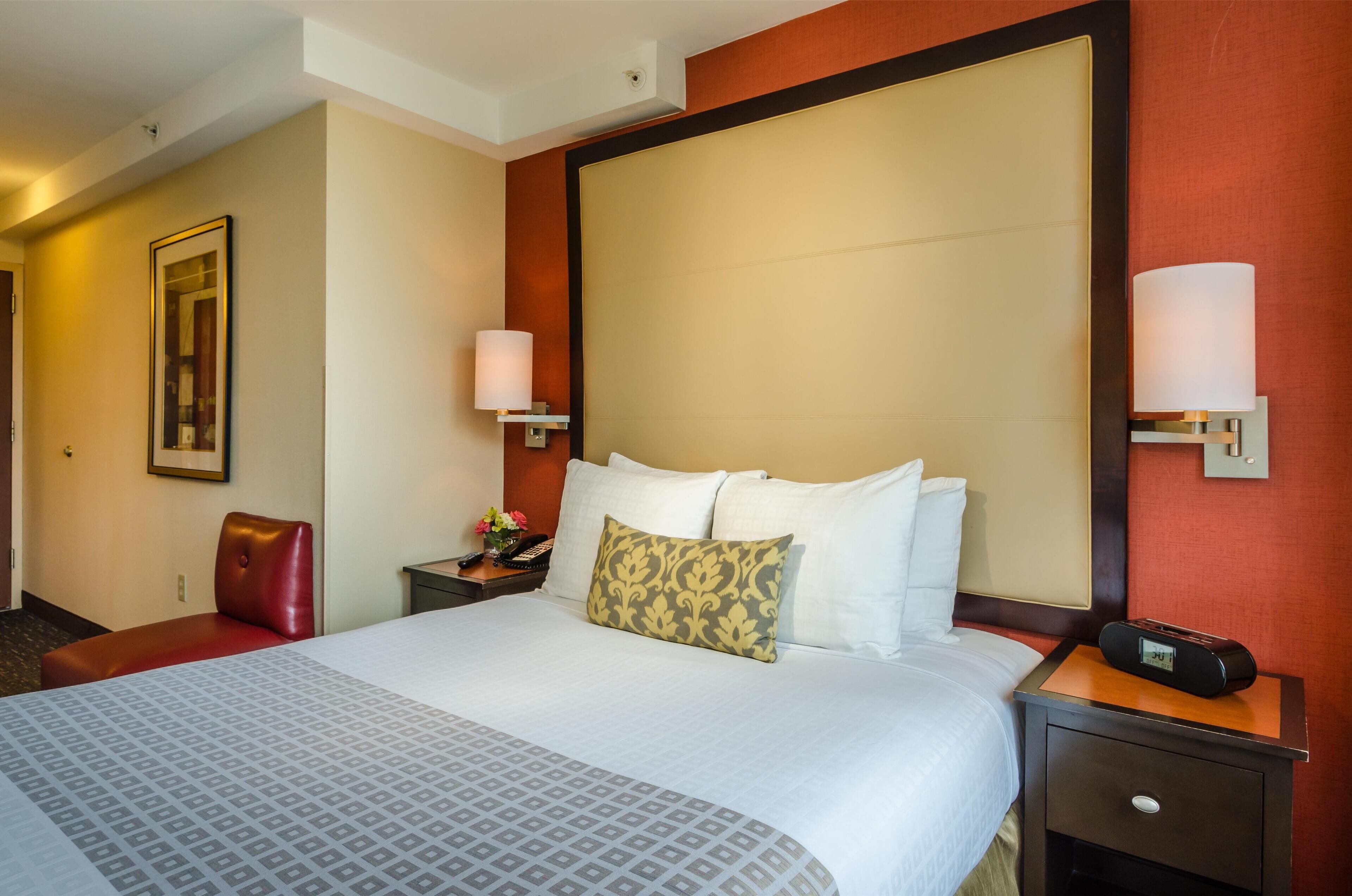 Standard Room, 1 Queen Bed | Premium bedding, in-room safe, desk, laptop workspace