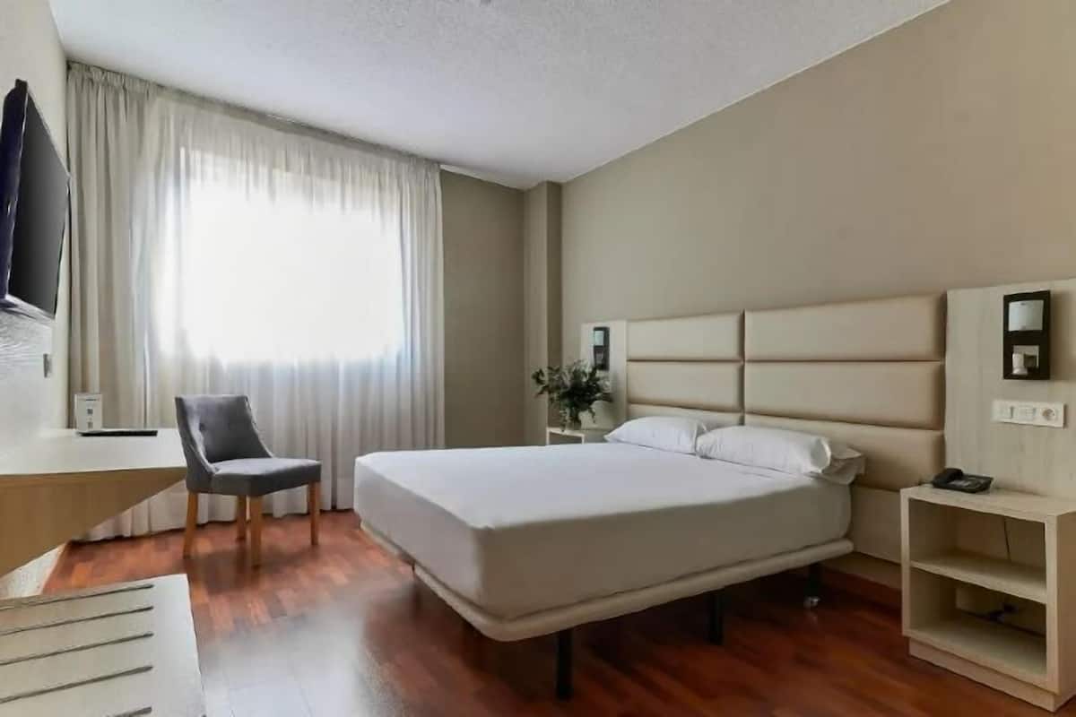 Een minibar, een kluis op de kamer, een bureau, verduisterende gordijnen