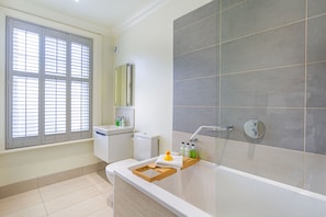 Superior Double Room | Bathroom | Shower, eco-friendly toiletries, hair dryer, towels