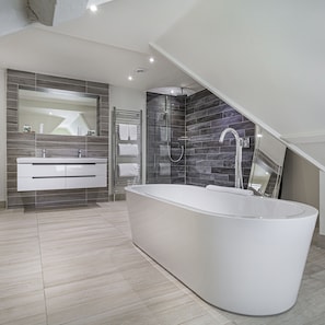 Deluxe Suite | Bathroom | Shower, eco-friendly toiletries, hair dryer, towels
