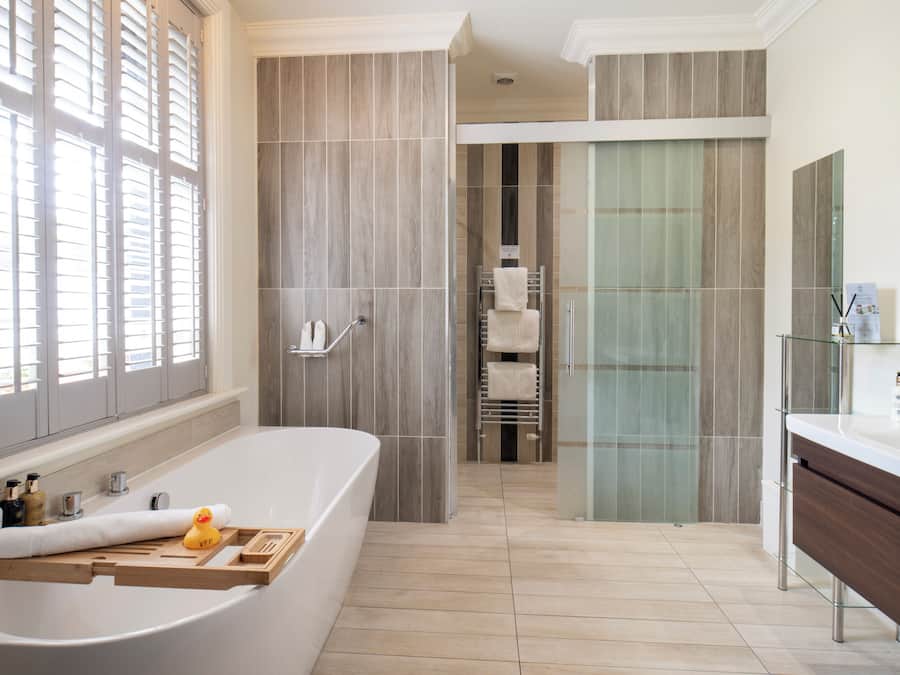 Deluxe tweepersoonskamer | Badkamer | Een douche, milieuvriendelijke toiletartikelen, een haardroger
