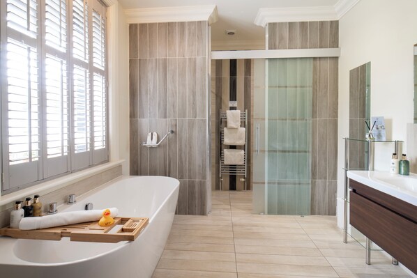 Deluxe Double Room | Bathroom | Shower, eco-friendly toiletries, hair dryer, towels