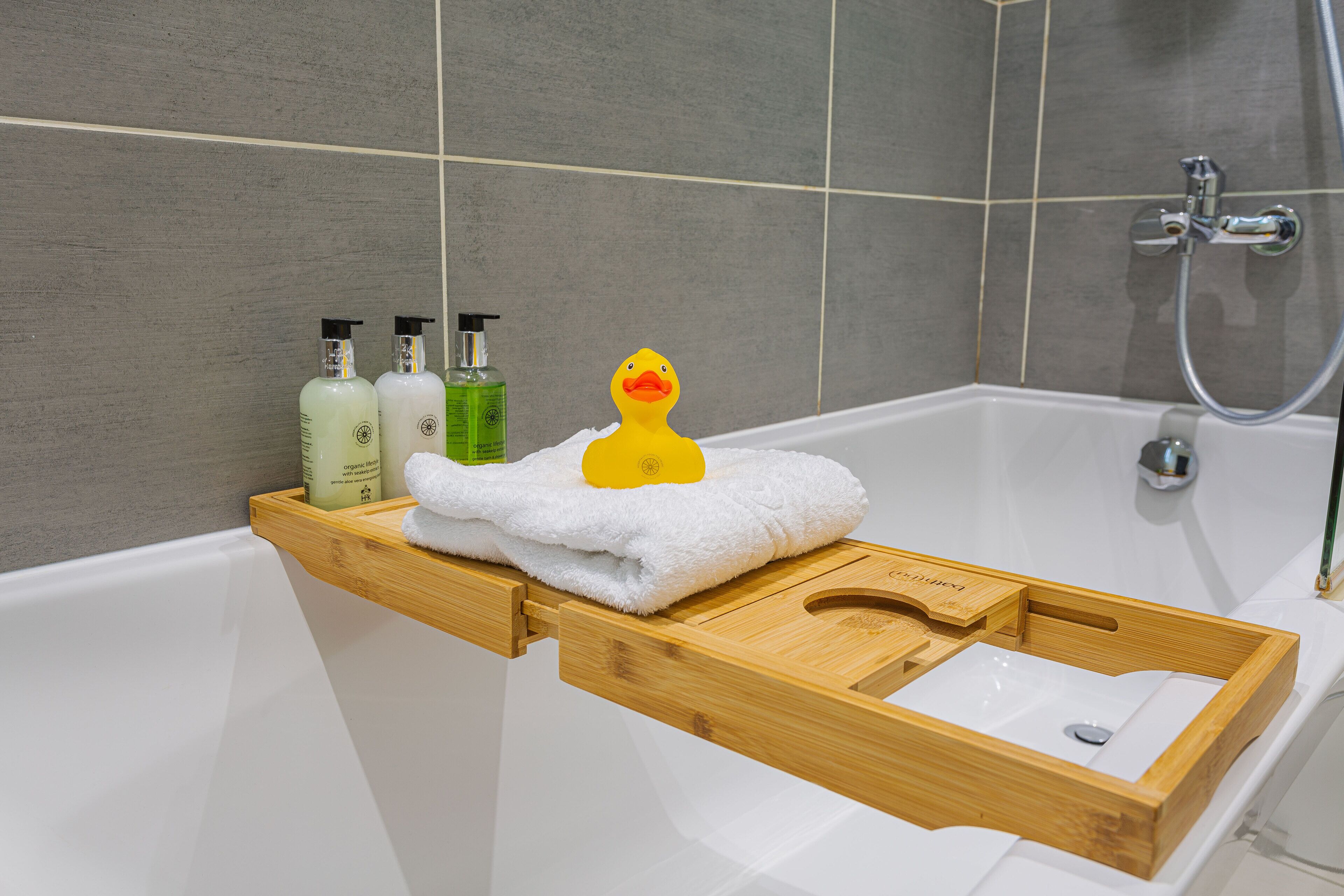 classic double room | bathroom | shower, eco-friendly toiletries, hair dryer, towels