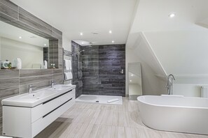 Deluxe Suite | Bathroom