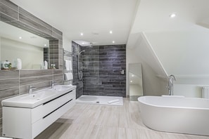 Deluxe Suite | Salle de bain | Douche, articles de toilette écologiques, séchoir à cheveux