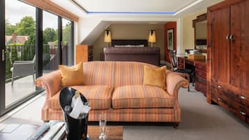 En moderne stue med en stribet sofa, et træskab og et sofabord i glas.