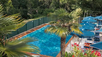 Piscine extérieure (ouverte en saison), parasols de plage