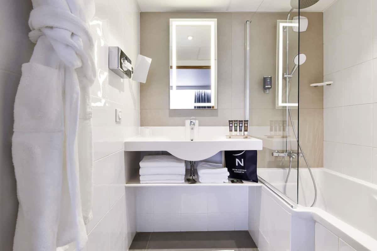 Minibar, caja de seguridad en la habitación y escritorio