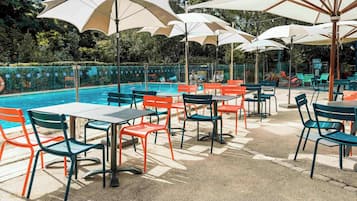 Breakfast, lunch, dinner served; pool views