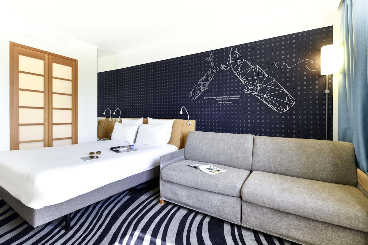 standard twin room, multiple beds | minibar, in-room safe, desk, blackout curtains