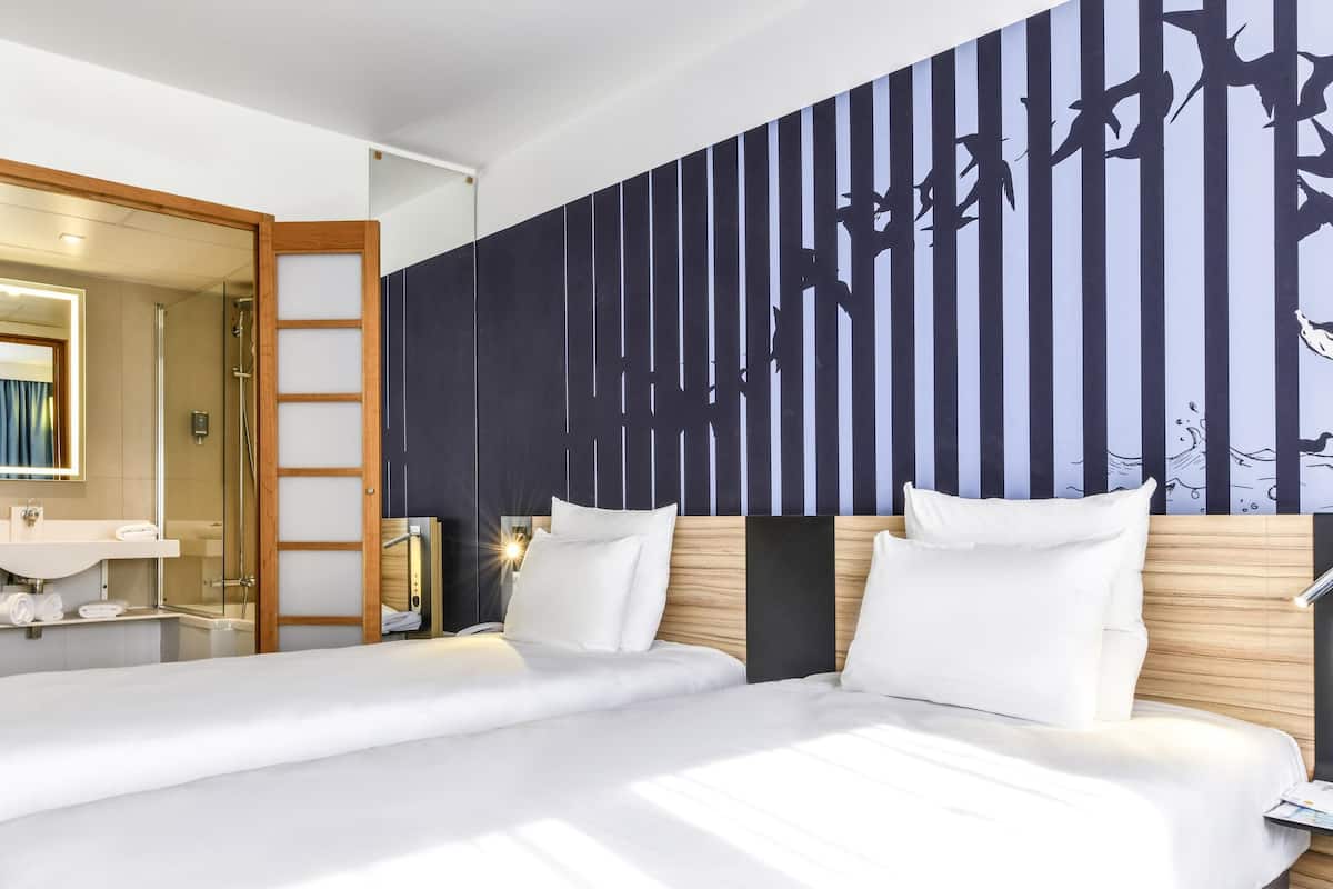 Standard Room, 2 Twin Beds | Minibar, in-room safe, desk, blackout drapes