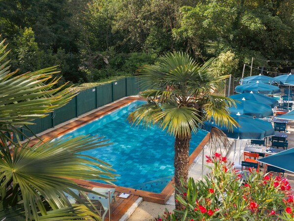 Seasonal outdoor pool, open 9:00 AM to 9:00 PM, pool umbrellas - Novotel La Rochelle Centre (La Rochelle)