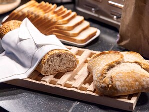 A loaf of bread on a wooden cutting board.