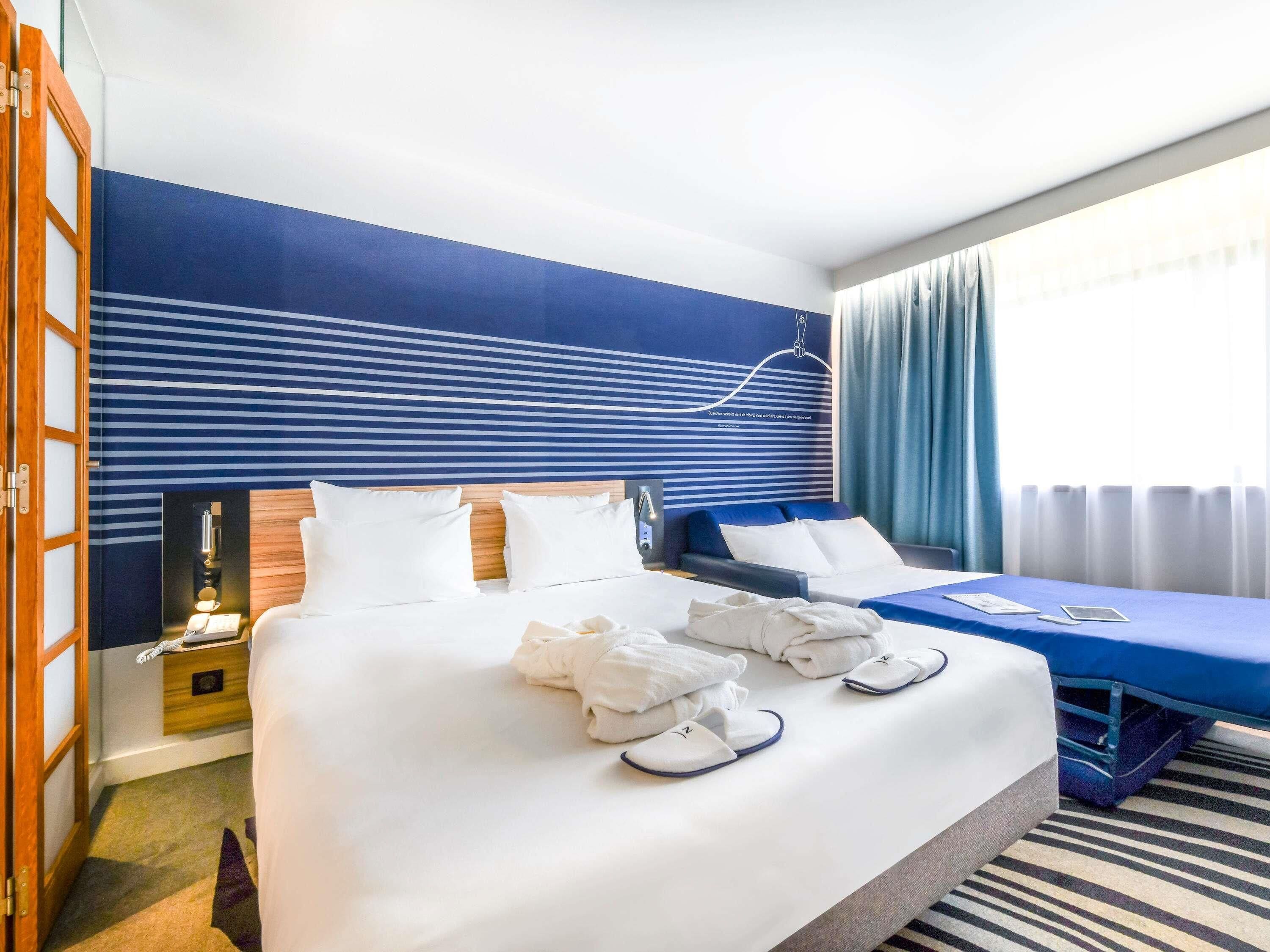 行政客房, 1 張標準雙人床及 1 張梳化床 | 迷你吧、房內夾萬、書桌、遮光窗簾/窗簾