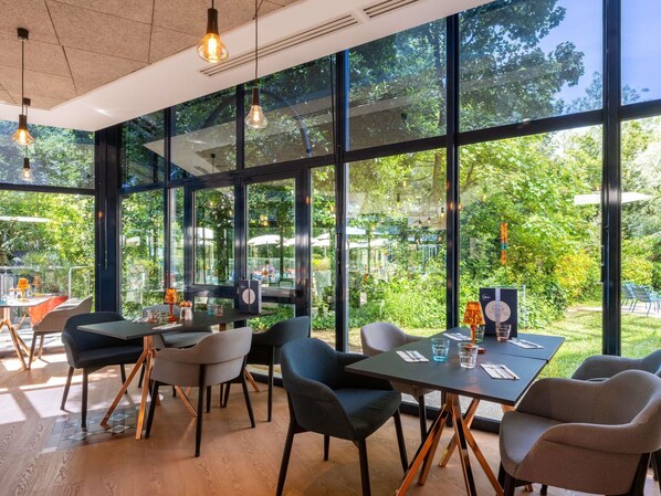 Breakfast, lunch, dinner served; pool views