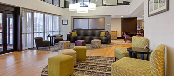 La Quinta Inn & Suites by Wyndham Detroit Metro Airport