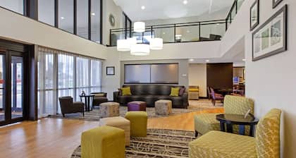 La Quinta Inn & Suites by Wyndham Detroit Metro Airport