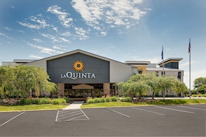 Exterior - La Quinta Inn & Suites by Wyndham Detroit Metro Airport (Romulus)