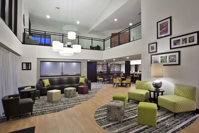 La Quinta Inn & Suites by Wyndham Detroit Metro Airport