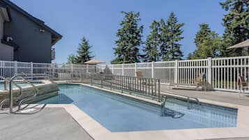 Piscina all'aperto, lettini