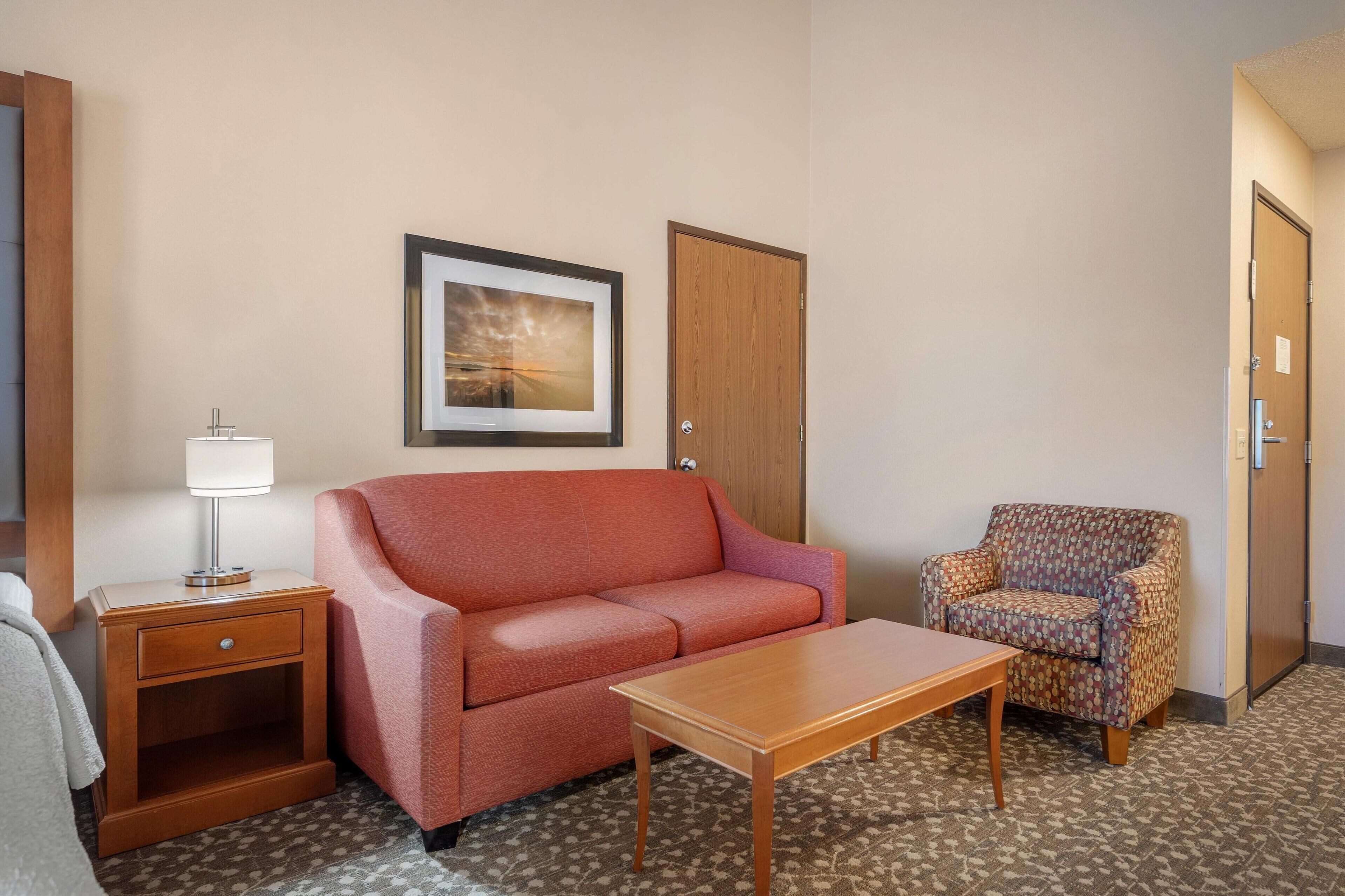 standard room, 1 king bed, non smoking, microwave | in-room safe, desk, iron/ironing board, free cots/infant beds