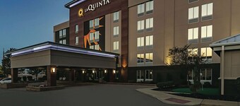 La Quinta Inn & Suites by Wyndham Cleveland Airport West