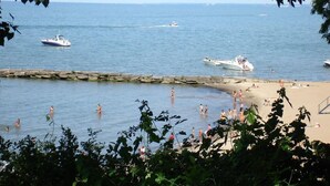 Una playa con barcos y gente.