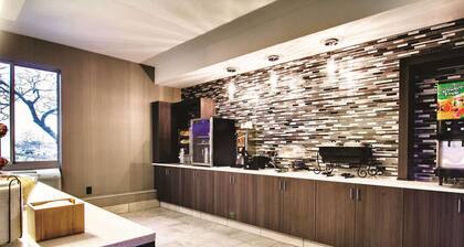 La Quinta Inn & Suites by Wyndham Cleveland Airport West