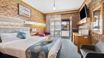 Hochwertige Bettwaren, Schreibtisch, Bügeleisen/Bügelbrett, Babybetten