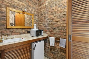 Dusche, umweltfreundliche Kosmetikartikel, Haartrockner, Handtücher