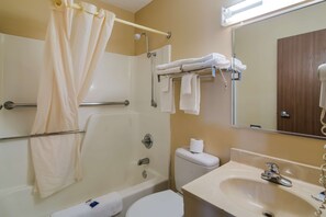 Habitación, 2 camas Queen size, para no fumadores | Baño | Regadera tipo lluvia y amenidades de baño ecológicas 