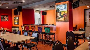 2 restaurants; breakfast, lunch and dinner served
