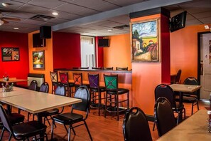 2 restaurants, breakfast served