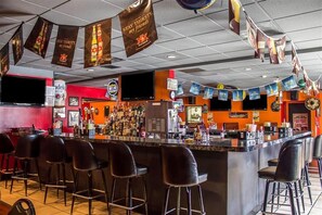 2 bars/lounges