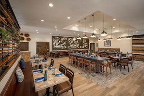 2 restaurants; breakfast and dinner served