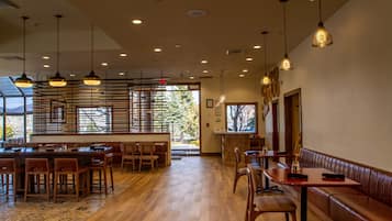 2 restaurants, breakfast served