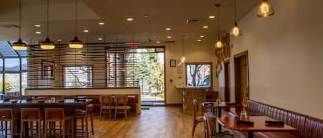 2 restaurantes; se sirven desayunos