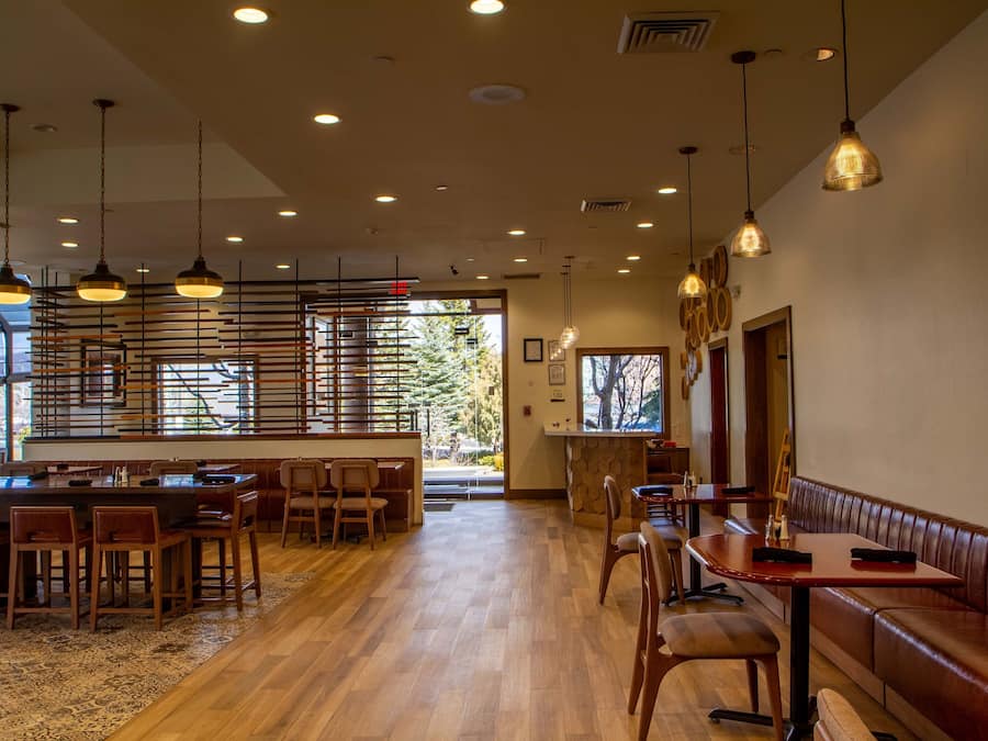 2 restaurantes, é servido café da manhã