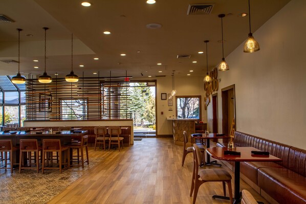 2 restaurants, breakfast served