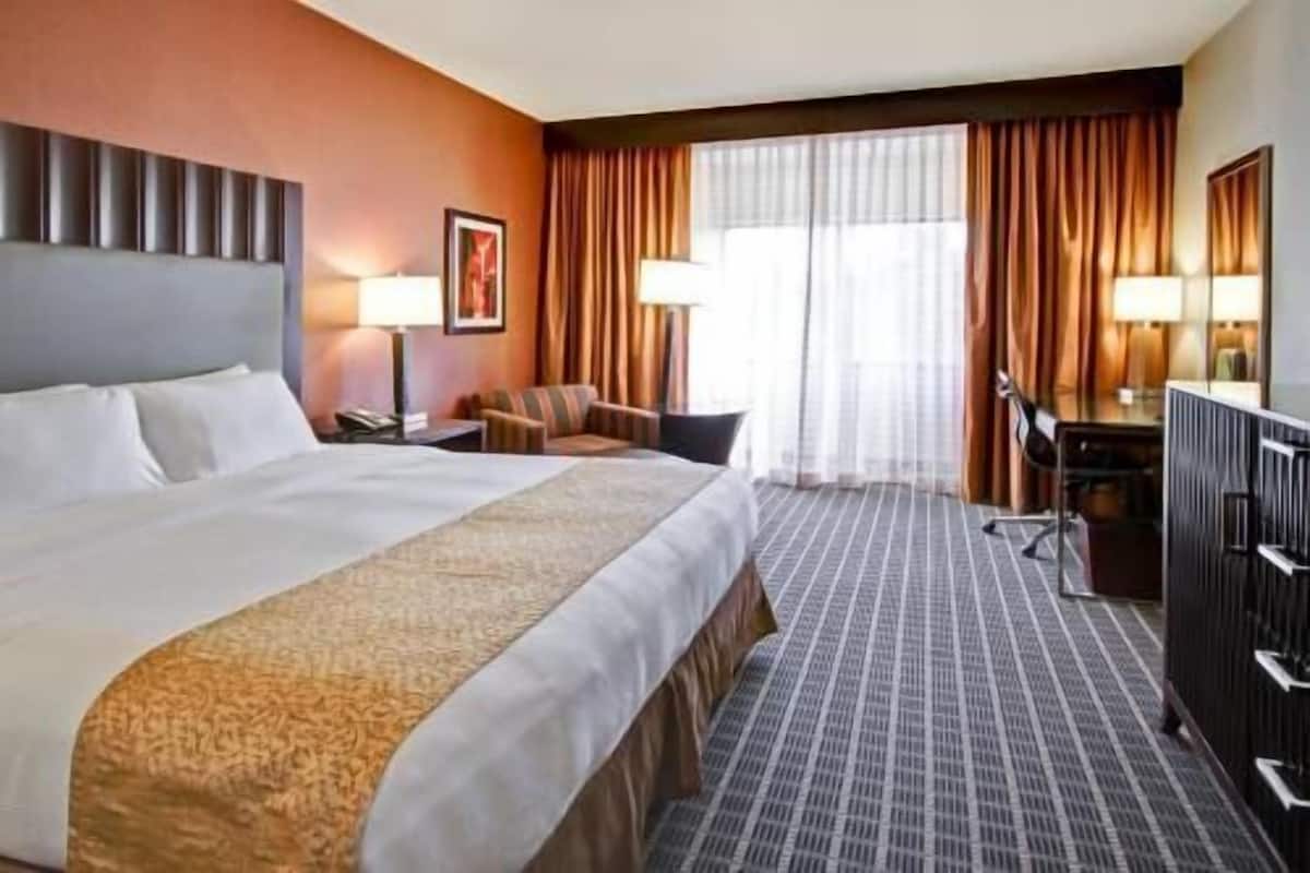 Caja de seguridad en la habitación, escritorio y cortinas blackout