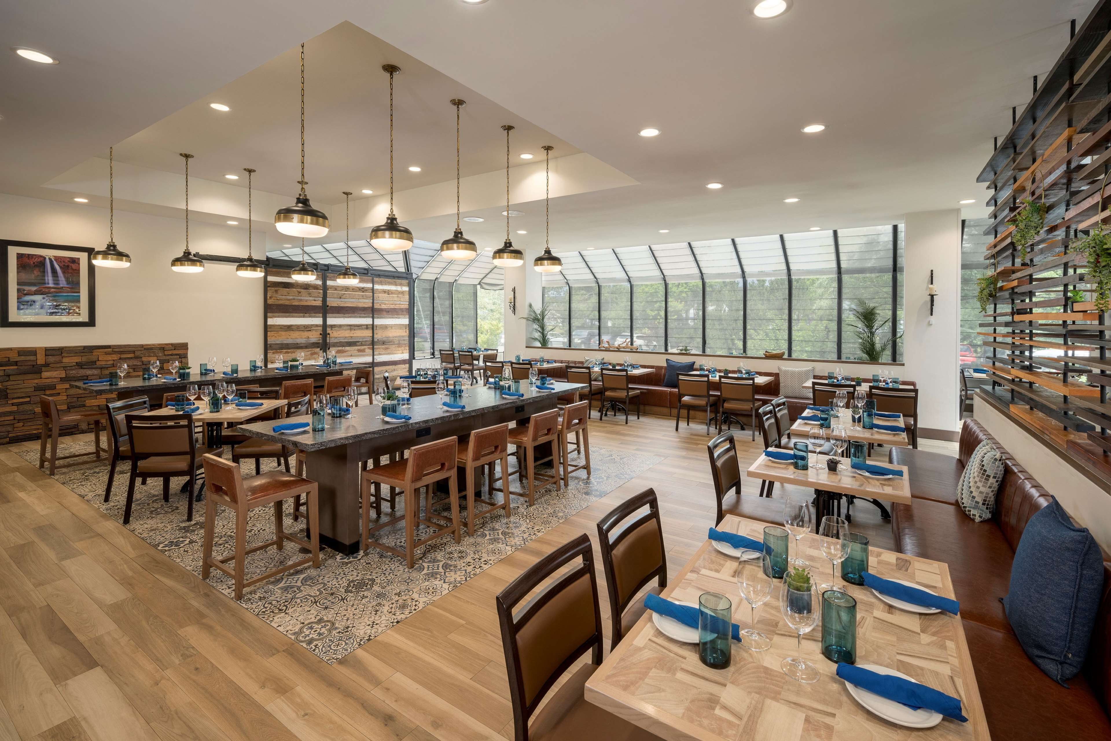 2 nhà hàng, phục vụ bữa sáng 