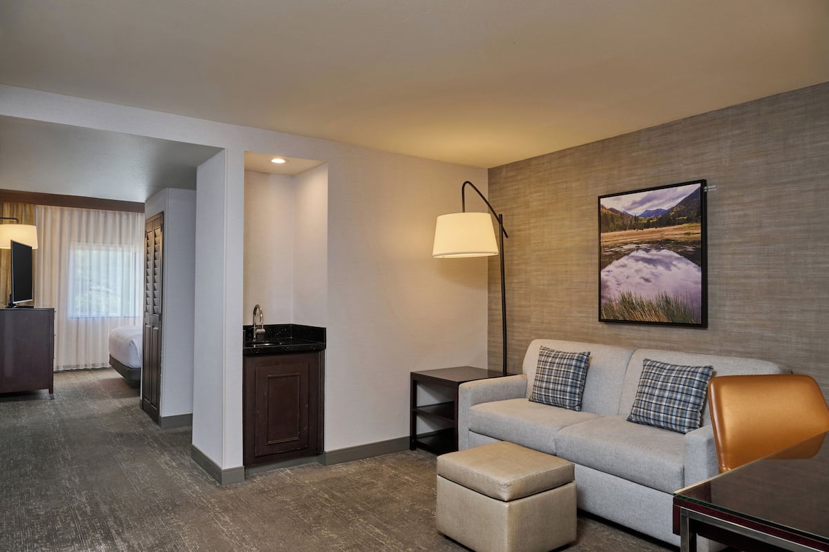 Junior Suite, 1 King Bed | In-room safe, desk, blackout drapes, iron/ironing board