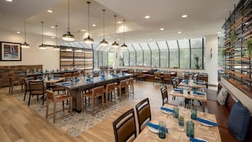 2 ravintolaa, joissa tarjoillaan aamiainen