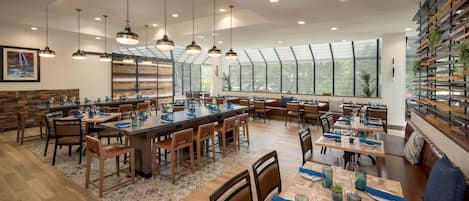 2 restaurantes; se sirven desayunos