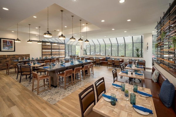 2 restaurants, breakfast served