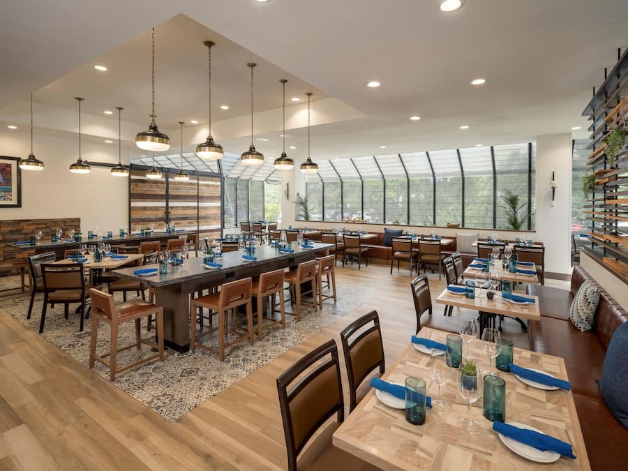 2 restaurants, breakfast served