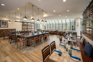 2 restaurantes, é servido café da manhã