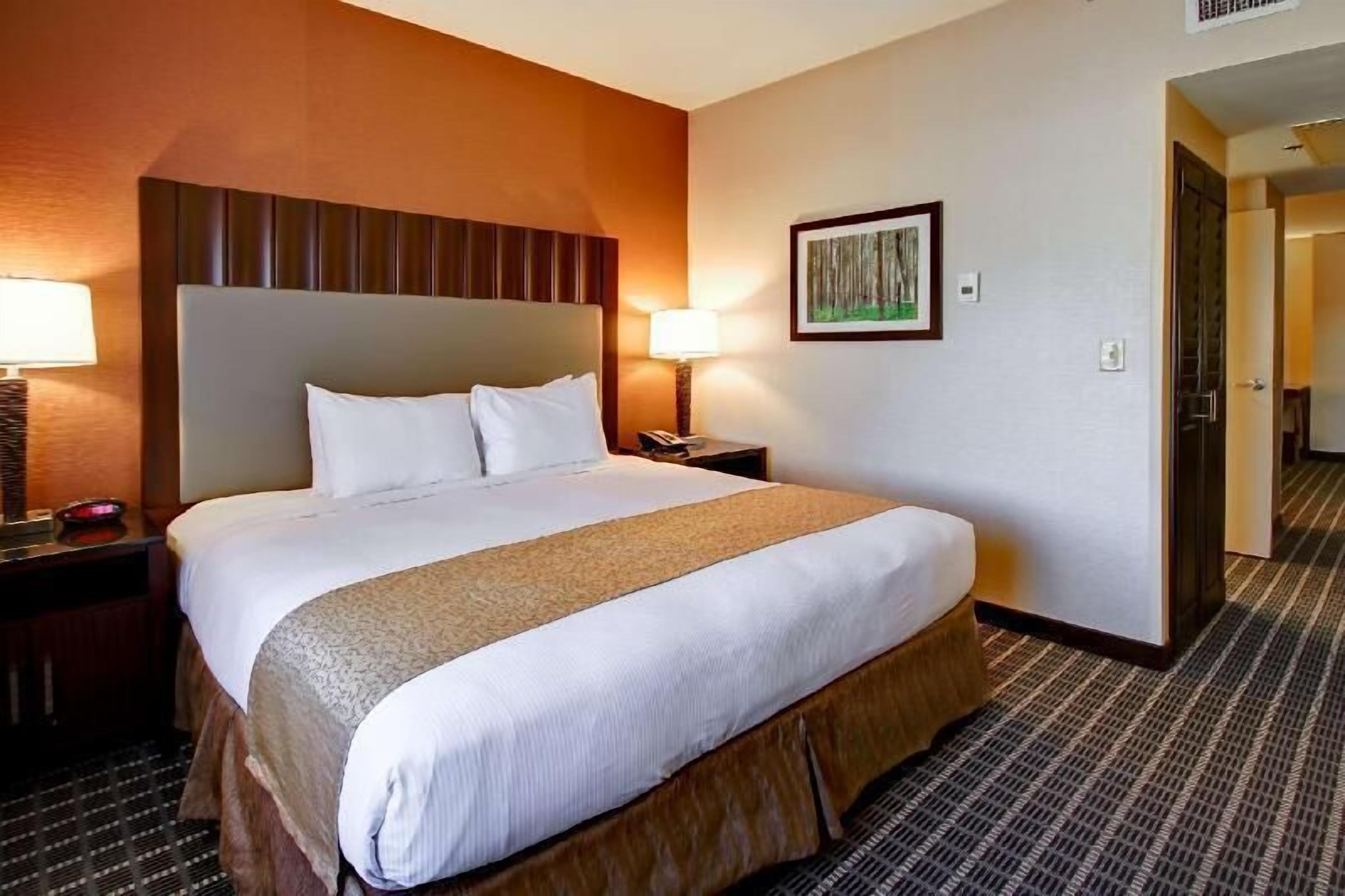 Safe på rommet, skrivebord, blendingsgardiner og strykejern/-brett