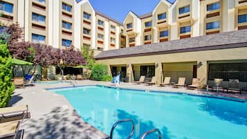 Kauden mukainen ulkouima-allas