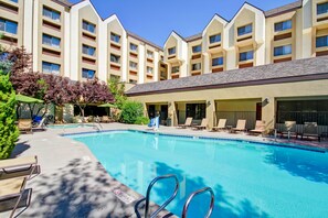 Seasonal outdoor pool - DoubleTree by Hilton Hotel Flagstaff (Flagstaff)